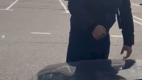 Агрессивный уличный продавец разгромил машину петербуржца за отказ купить телефон