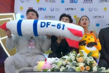 ISU может наказать китайских фигуристов за плюшевую баллистическую ракету в кадре