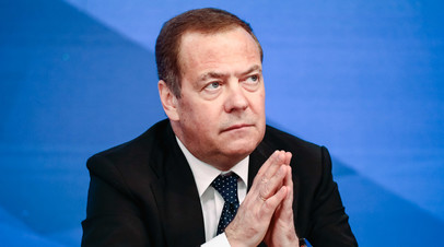 Медведев посоветовал властям Франции подумать о создании шестой республики