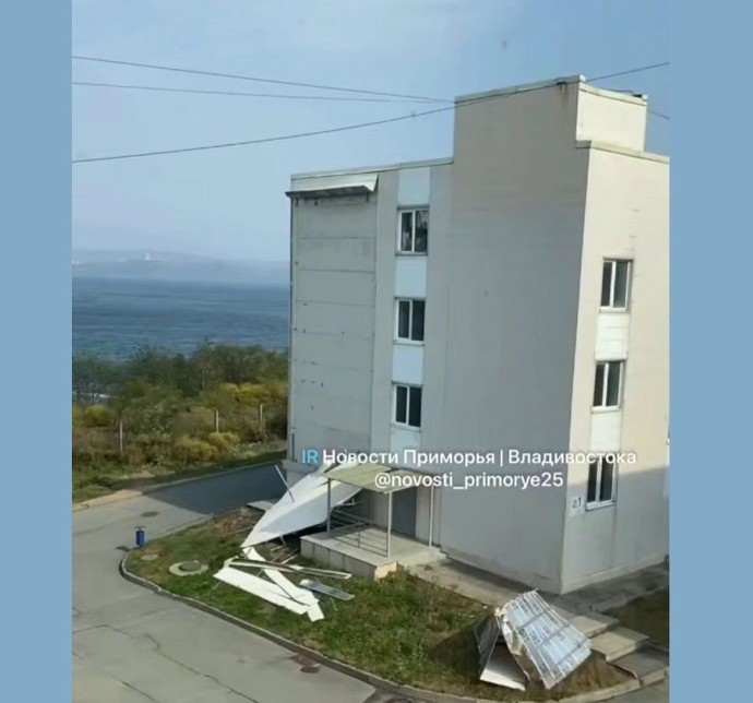 Сильный ветер во Владивостоке «оголил» кампус ДВФУ Сильный ветер во Владивостоке «оголил» кампус ДВФУ