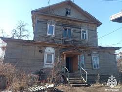 Мужчину заподозрили в попытке сжечь женщину и четырёх детей