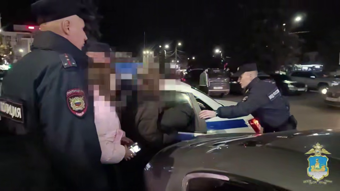 Десятки пьяных детей обнаружили в Костроме около универмага