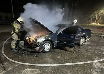 Машина вспыхнула в Моховой Пади