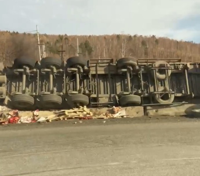 На трассе «Байкал» опрокинулась фура На трассе «Байкал» опрокинулась фура