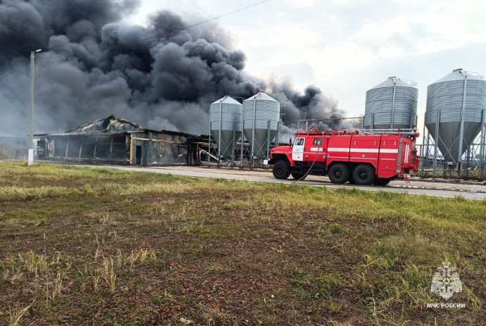 В Воловском районе потушили пожар в заброшенном цеху В Воловском районе потушили пожар в заброшенном цеху
