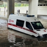 Машина скорой помощи утонула в центре Москвы