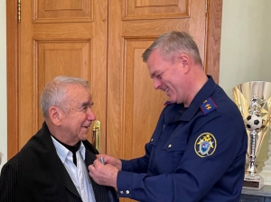 Заместитель Председателя СК России встретился с участником акции «Дни белых журавлей» и вручил ему медаль Заместитель Председателя СК России встретился с участником акции «Дни белых журавлей» и вручил ему медаль