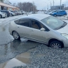 Toyota Prius провалился колесом в "портал" в Южно-Сахалинске