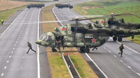 Подразделения ВДВ десантировались на парашютах на учениях "Запад-2025"