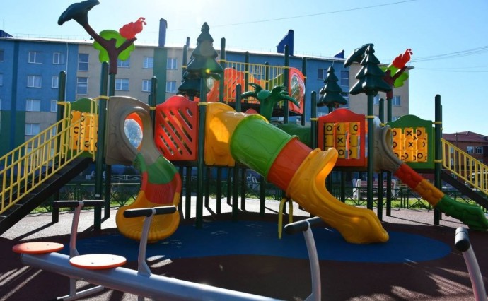 Мэр Поронайска попросил жителей не ломать новые площадки для отдыха и игр