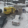 Глыба снега в Южно-Сахалинске упала на автомобиль, водитель в больнице