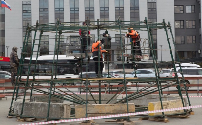 В Южно-Сахалинске установят три двадцатиметровые ёлки