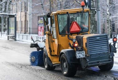 Коммунальщики на фоне непогоды следят за состоянием улиц и дорог в Москве