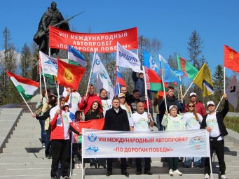 Великий Новгород посетили участники автопробега «По дорогам Победы»