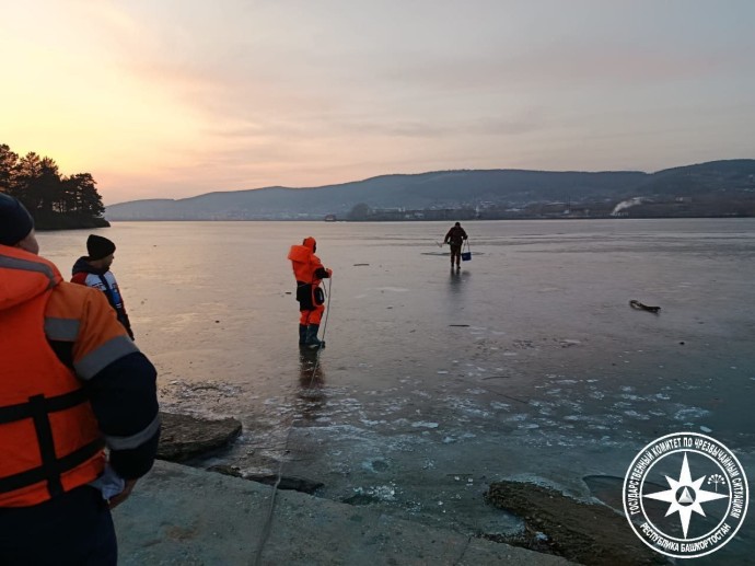 В Башкирии спасатели сняли с тонкого льда рыбака В Башкирии спасатели сняли с тонкого льда рыбака