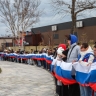 В единстве наша сила: в Корсакове развернули российский флаг длиной около 100 метров
