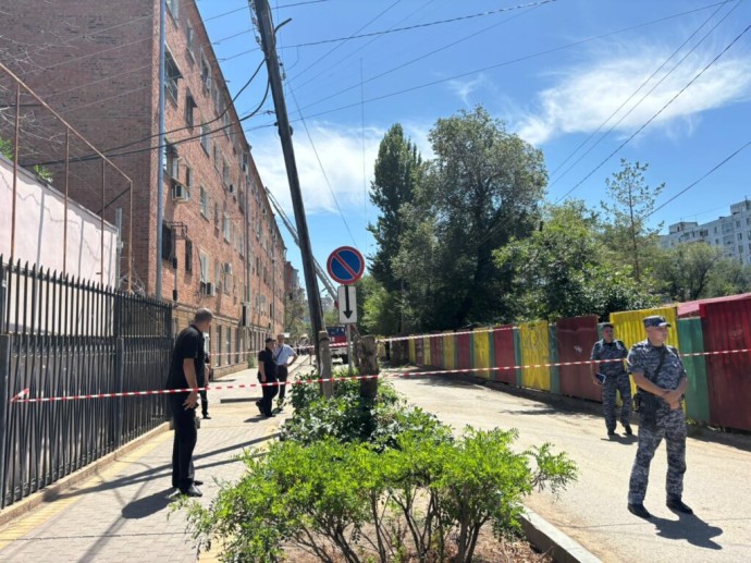 «Пришла домой, а подъезда нет»: жильцы обрушенного дома в Астрахани рассказали о проблемах
