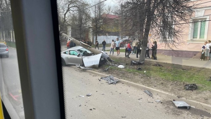 В Туле на улице Металлургов автомобиль «Порше» снес столб