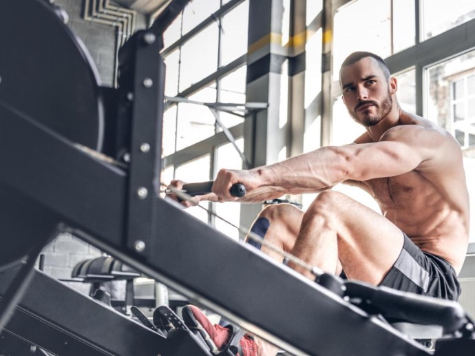 Пользу силовых тренировок для обмена веществ отметила врач Лакхани