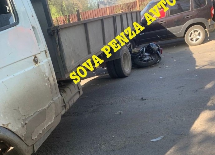 В Пензе мотоциклиста увезли в больницу после жесткого ДТП на улице Тиражной