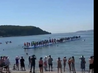 Гигантский «Царь-сап» вышел на воду в бухте Патрокл во Владивостоке