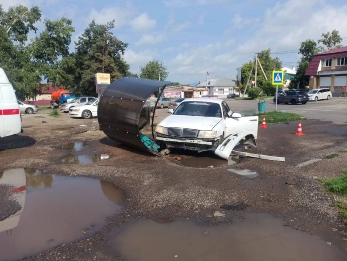 Пьяный водила без прав снес скамейку с бабушками в Лесозаводске