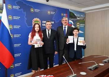 Василий Орлов вручил первые паспорта отличникам и активистам