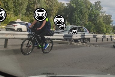 В Пензе Калина снесла бетонный столб и врезалась в отбойник
