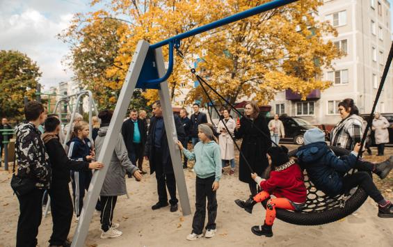 Александр Хинштейн проверил установку новых детских площадок в Курске