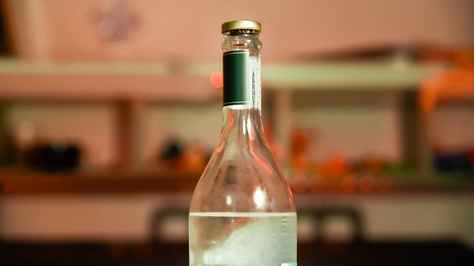 Красное лицо и мешки под глазами: врач о признаках развития у человека алкогольной зависимости