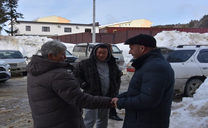 Три семьи в Долинске спустя много лет получили новые квартиры