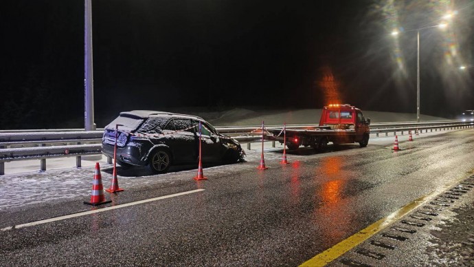 На М-11 в Окуловском округе легковой Mercedes столкнулся с грузовым