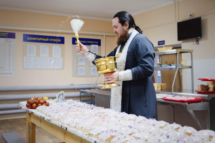 В исправительных учреждениях Якутии освятили пасхальные куличи