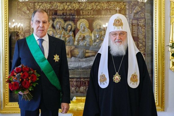 Патриарх Кирилл наградил юбиляра Лаврова орденом Александра Невского