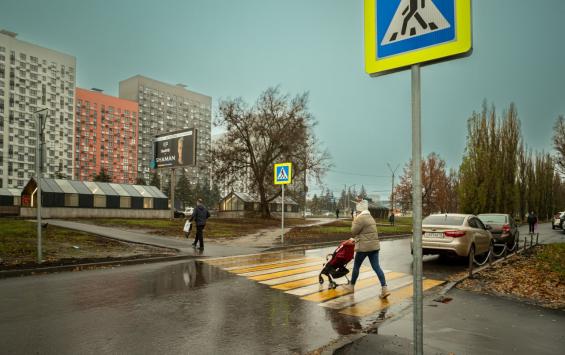 В Курске на улице Энгельса появился новый пешеходный переход для жителей густонаселённого района