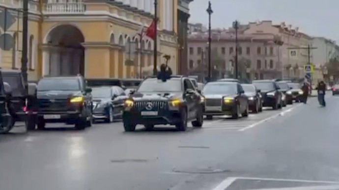 В Петербурге участника премиального кортежа оштрафовали за пассажира в люке