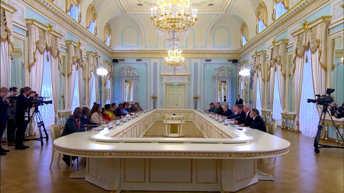Владимир Путин провел встречу с вице-президентом ЮАР Полом Машатиле