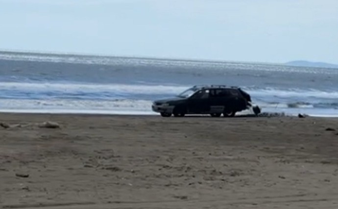 Дрифт по песку: в Поронайске водитель устроил гонки на пляже