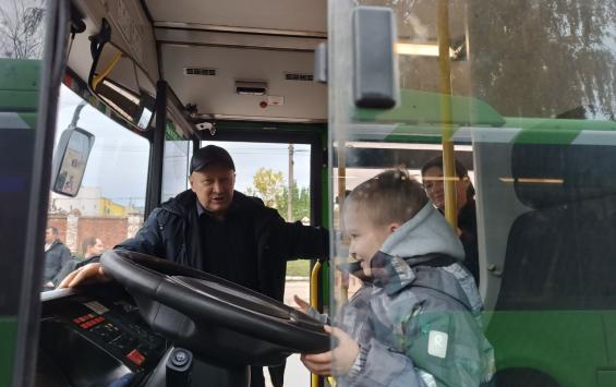 Более 60 юных курян побывали в автобусном парке и узнали, чем занимаются их родители Более 60 юных курян побывали в автобусном парке и узнали, чем занимаются их родители