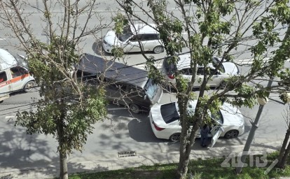 Авария с участием трех авто осложнила проезд около ТЦ "Океан" в Южно-Сахалинске