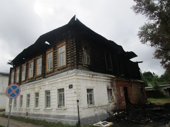 Обгоревший и никому не нужный: один из лучших образцов эклектики в Костромской области теперь пугает людей Обгоревший и никому не нужный: один из лучших образцов эклектики в Костромской области теперь пугает людей