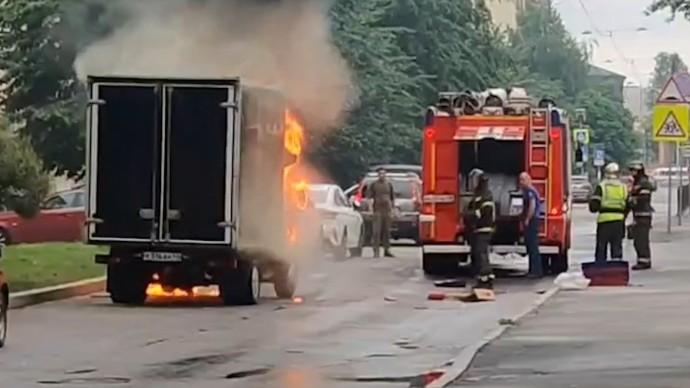 В центре Петербурга сгорела «Газель», пока водитель отошёл на несколько минут В центре Петербурга сгорела «Газель», пока водитель отошёл на несколько минут