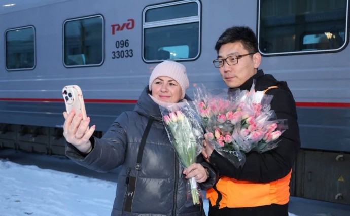 Приехавшим на поезде в Южно-Сахалинск женщинам и девочкам дарили тюльпаны