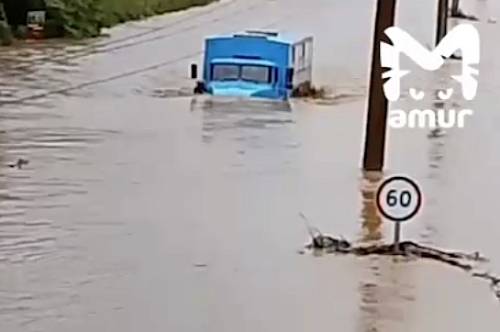 На Сахалине после сильных ливней утонули машины На Сахалине после сильных ливней утонули машины