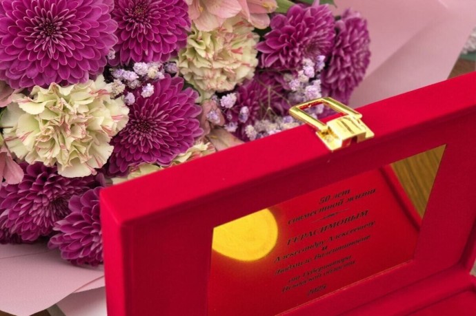 Две супружеские пары из Новосокольнического района получили медали "50 лет совместной жизни"