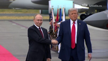 Путин и Трамп почти одновременно вышли из своих самолетов на Аляске и встретились на летном поле