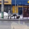 В Пензе двое мужчин устроили эпичную драку прямо на остановке