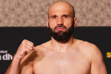 Мурзаканов уверенно победил Ракича на турнире UFC 321: отправил в нокаут уже в первом раунде