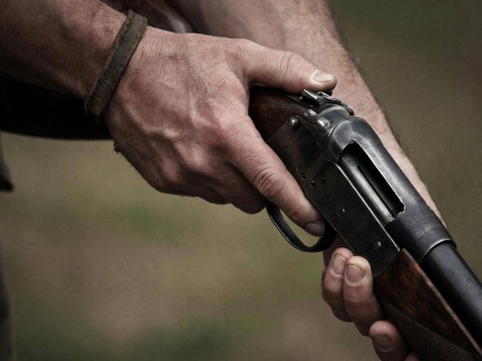 Житель Старого Оскола выстрелил из ружья в припаркованную машину