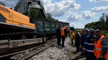 Появились новые кадры с места обрушения моста в Курской области
